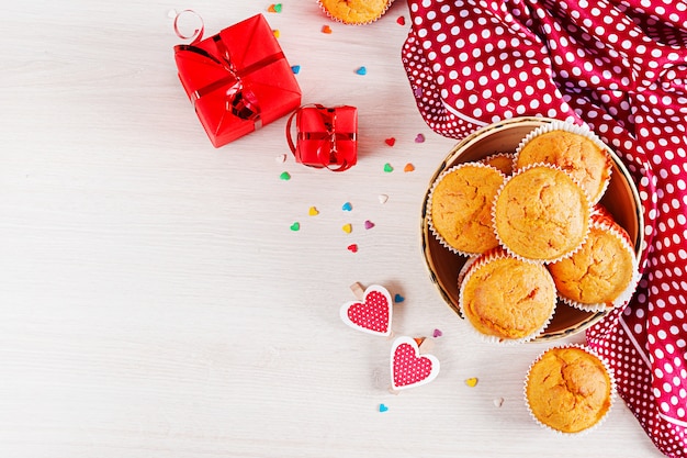 Muffins com abóbora. Cupcakes com decoração de dia dos namorados. Lay plana. Vista do topo.
