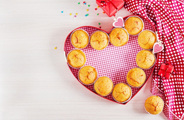 Muffins com abóbora. Cupcakes com decoração de dia dos namorados. Lay plana. Vista do topo.