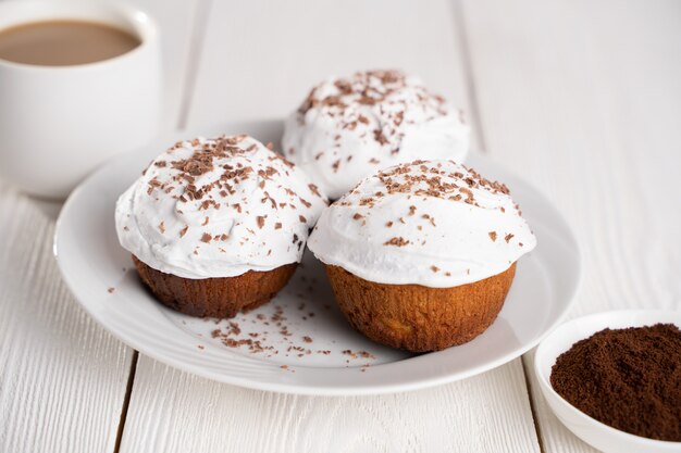 Muffins com creme branco e chocolate granulado