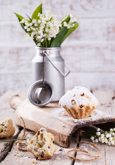 Muffins com passas polvilhadas com açúcar em pó.