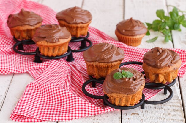 Muffins com tampas de creme, café saboroso