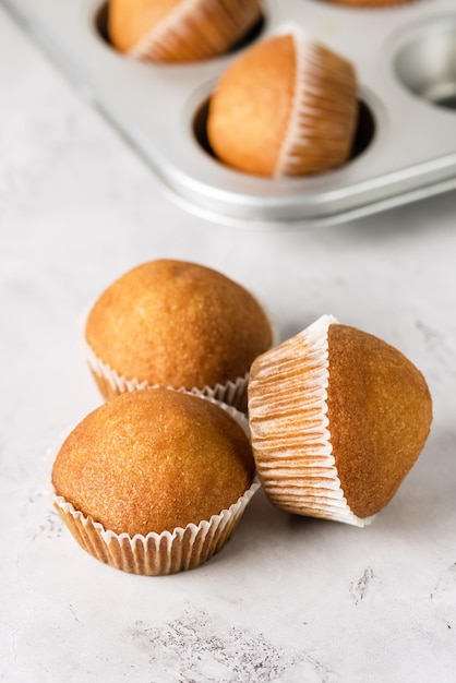 Muffins cupcakes porcionados caseiro muffin de baunilha delicioso biscoito caseiro simples de massa vertical vertical