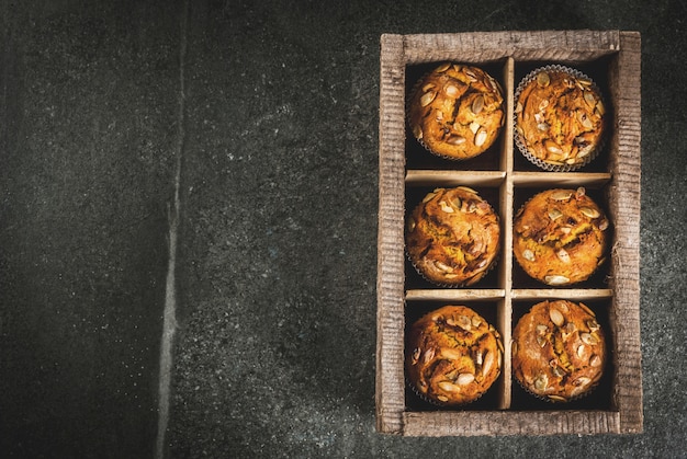 muffins de abóbora com especiarias tradicionais de outono na mesa de corte de madeira