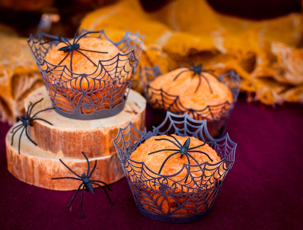 Muffins de abóbora de Halloween decorados com aranhas e teia de aranha