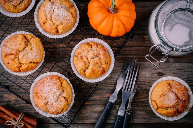 Muffins de abóbora de outono caseiros no fundo de madeira