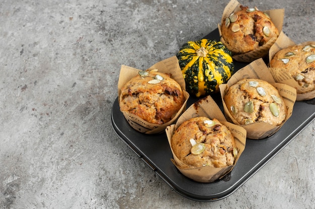 muffins de abóbora em uma assadeira, vista lateral