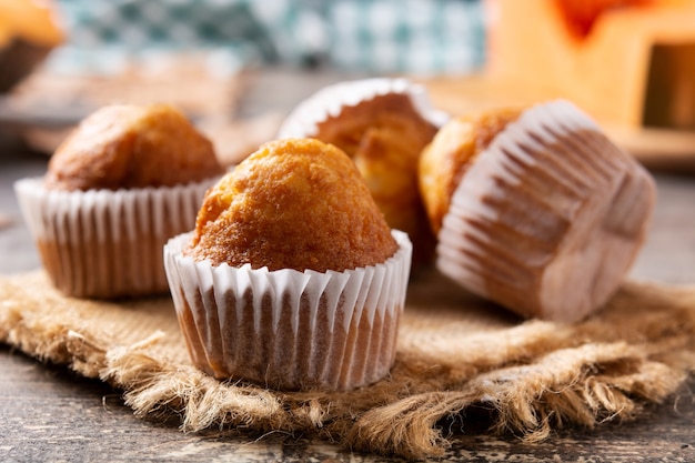 Muffins de abóbora na mesa de madeira rústica. Sobremesa de outono