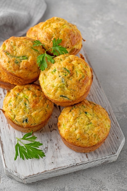 Muffins de abobrinha caseiros com queijo alho e ervas em um prato Prato vegetariano Copiar espaço