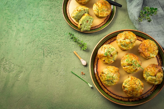 Muffins de abobrinha salgados caseiros com ervas queijo feta e bacon