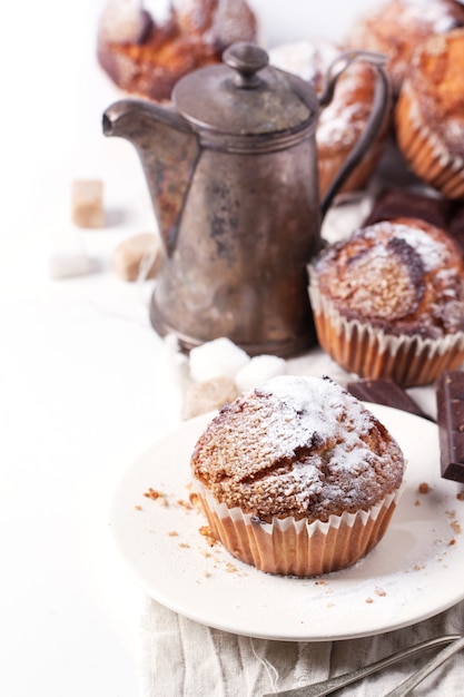 Muffins de açúcar sobre branco