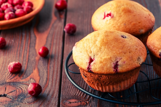 Muffins de amora na madeira.