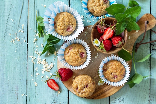 Muffins de aveia sem glúten e morangos frescos Vista superior Copiar espaço