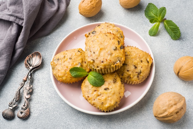 Muffins de aveia vegetariano com mirtilos e nozes em uma placa