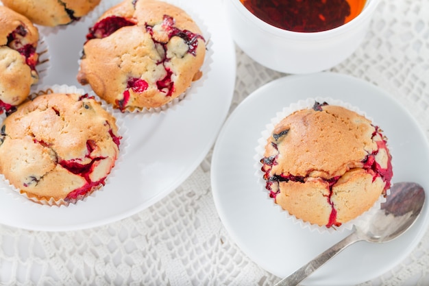 Muffins de baga com chá