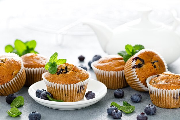 Muffins de banana com mirtilo com frutas frescas