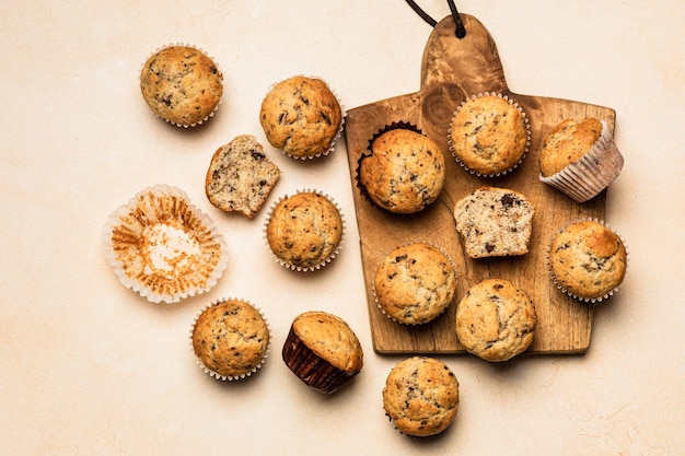 Muffins de banana de chocolate em uma placa de madeira vista superior horizontal