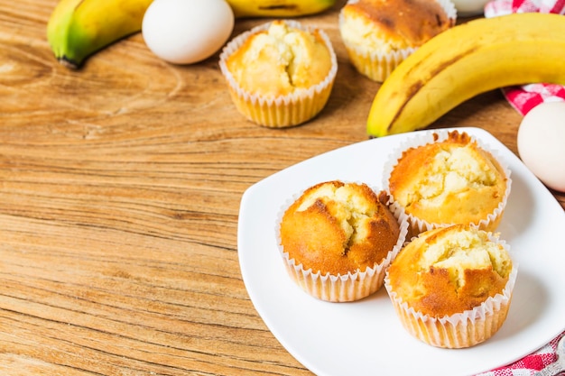 Foto muffins de banana e noz caseiros prontos para comer