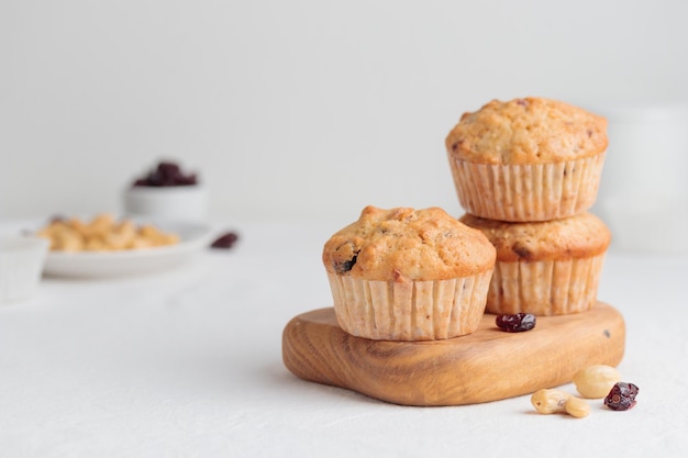 Muffins de baunilha frescos com nozes e frutas