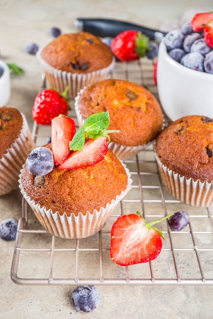 Muffins de baunilha ou cupcakes com frutas