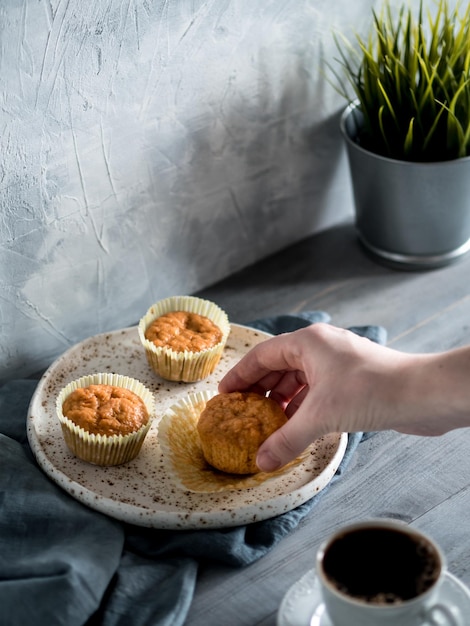 Muffins de cenoura na mesa de madeira cinza