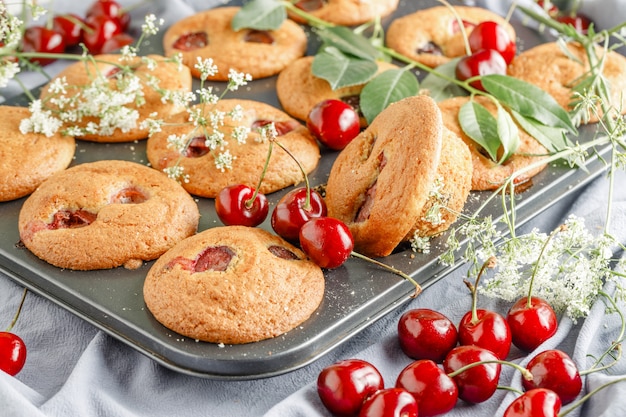 Muffins de cereja caseiros e cerejas frescas