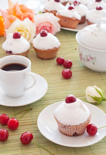 Muffins de cereja de café da manhã com café