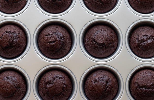 Muffins de chocolate assados close-up