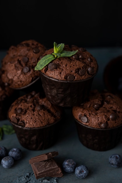 Muffins de chocolate caseiros com bagas de mirtilo e gotas de chocolate