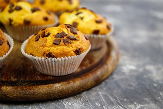 Muffins de Chocolate caseiros em fundo rústico