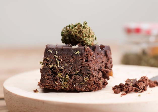 Muffins de chocolate com botões de cannabis maconha cânhamo drogas médicas na sobremesa de comida