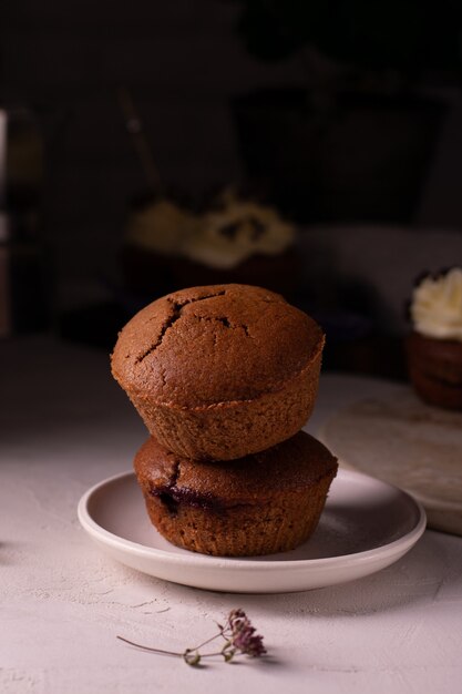 Muffins de chocolate com cereja no prato