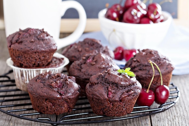 Muffins de chocolate com cereja