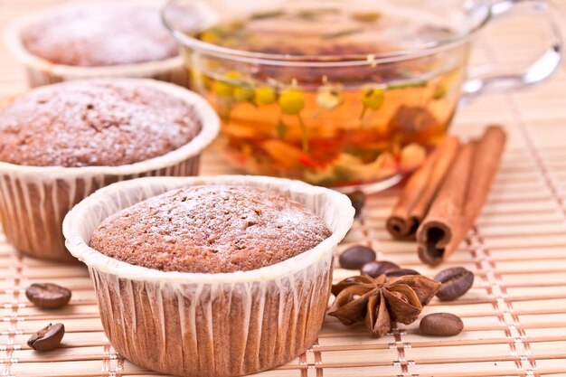 Muffins de chocolate com chá de ervas e canela