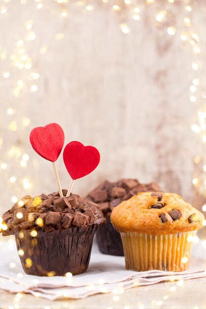 Muffins de chocolate com coração vintage, foco seletivo.