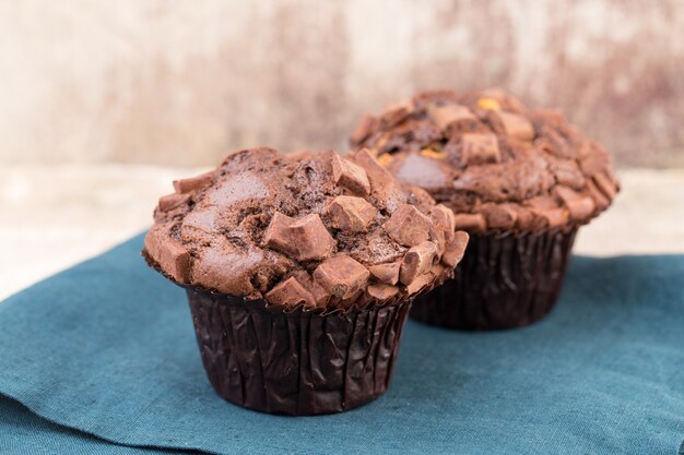 Muffins de chocolate com flocos de chocolate