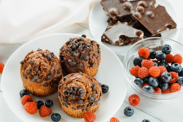 Muffins de chocolate com frutas Bolinhos apetitosos em um fundo branco