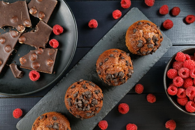 Muffins de chocolate com frutas e chocolate