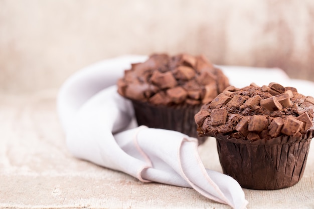 Muffins de chocolate com fundo vintage chocolate, foco seletivo.