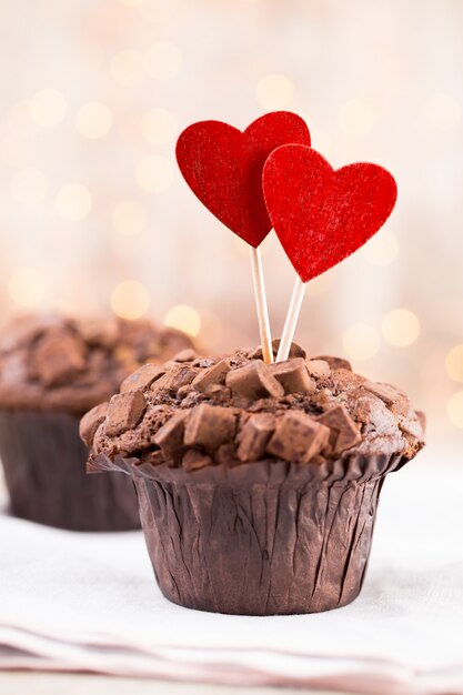 Muffins de chocolate com fundo vintage de coração, foco seletivo.