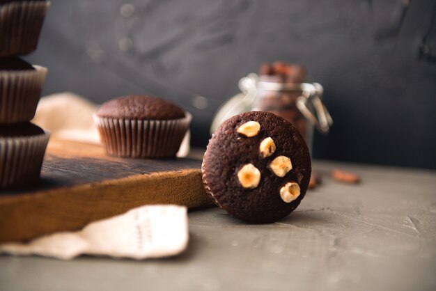 Muffins de chocolate com nozes e grãos de café em uma mesa deliciosa sobremesa doce estilo rústico