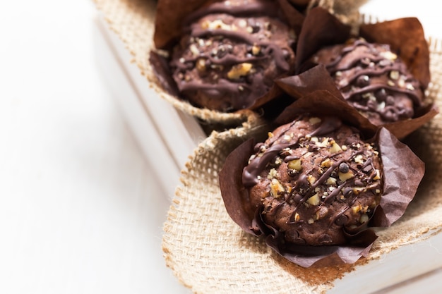 Foto muffins de chocolate com nozes