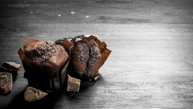 Muffins de chocolate com pedaços de chocolate.