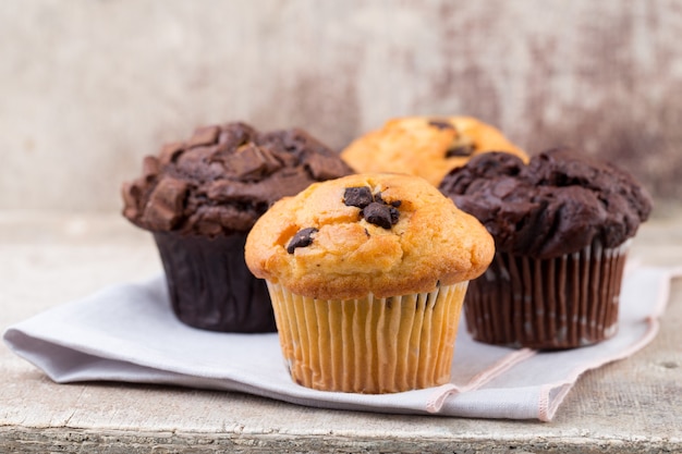 Muffins de chocolate com superfície vintage de chocolate, foco seletivo.