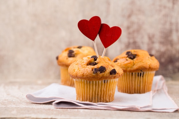 Muffins de chocolate com superfície vintage de coração, foco seletivo.