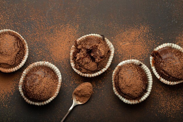 Muffins de chocolate e cacau em colher de chá vista de cima em