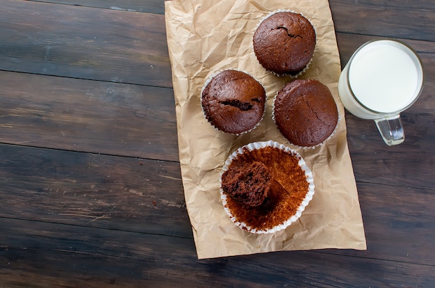 Muffins de chocolate e um copo de leite