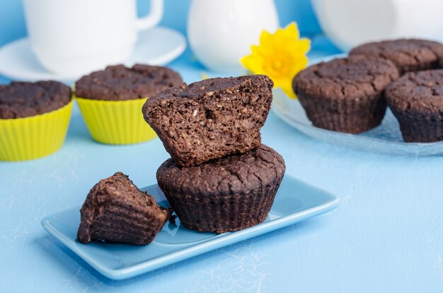 Muffins de chocolate em um close-up de fundo azul. Assar Sobremesa Caseiro