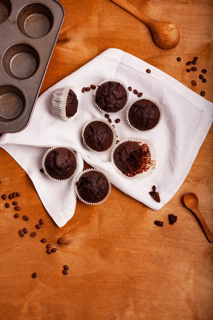 Foto muffins de chocolate em um fundo de madeira