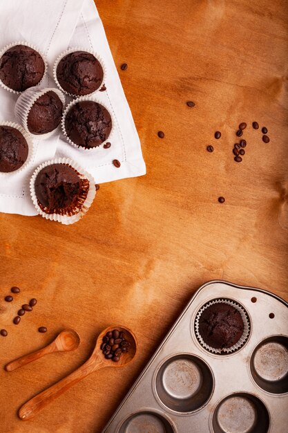 Muffins de chocolate em um fundo de madeira