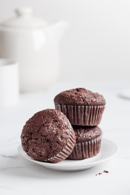 Muffins de chocolate em um pequeno prato branco